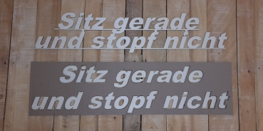 Schriftzug - Sitz gerade und stopf nicht