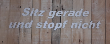 Schriftzug - Sitz gerade und stopf nicht