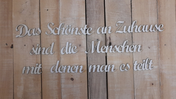 Schriftzug - Das schönste an Zuhause sind die Menschen mit denen man es teilt